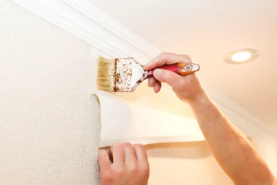 Pose de papier peint à Pruno — revêtements muraux et toiles de verre